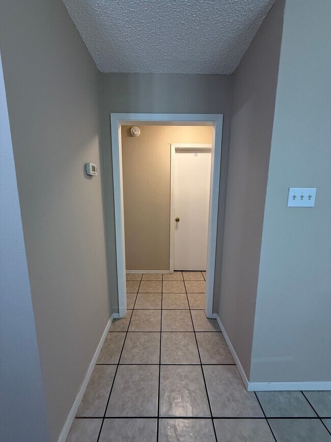 Building Photo - 1402 Westcott Dr