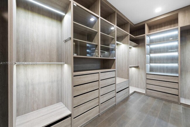 Building Photo - 1400 Bayview Dr