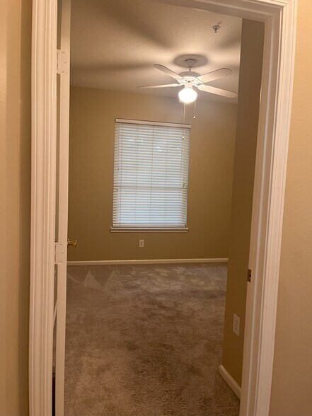 Middle Bedroom - 10550 Baymeadows Rd