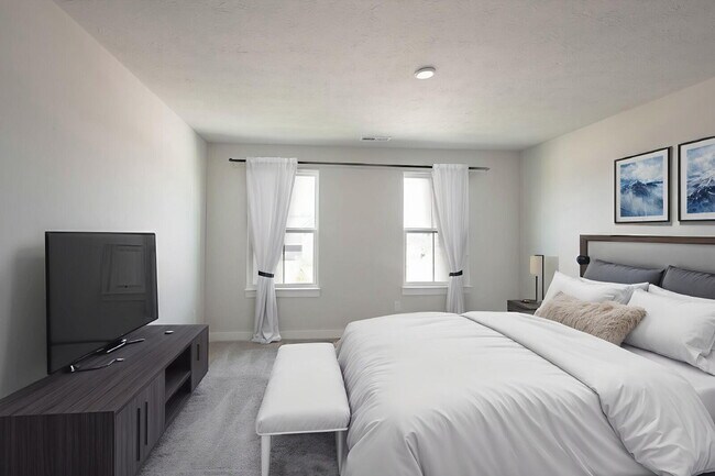 Building Photo - "Spacious 5-Bedroom Retreat with 2.5 Baths...