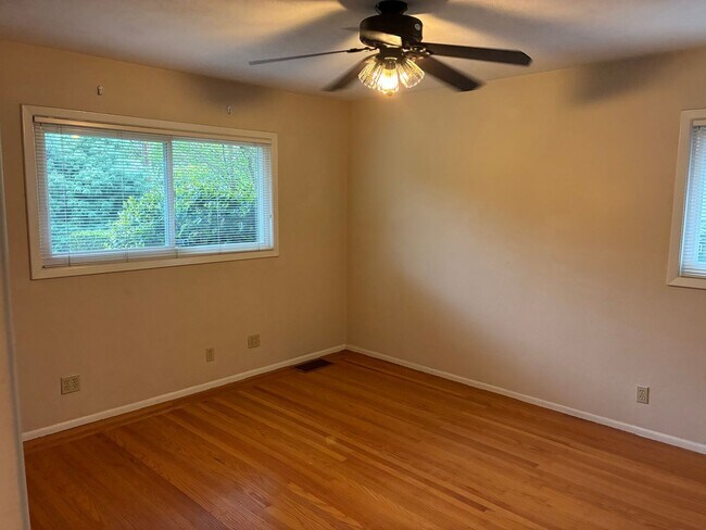 Building Photo - Beautiful 3 bedroom/1.5 bath Home in S. Land Park