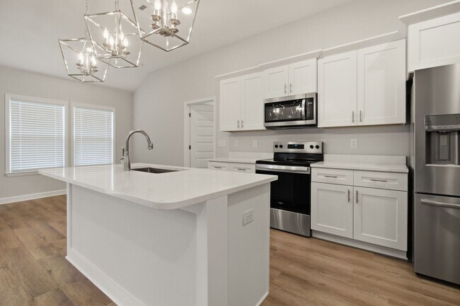Building Photo - New 4 Bedroom in CRESTVIEW!!