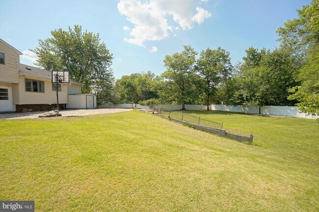 Building Photo - 701 Crestbrook Ave
