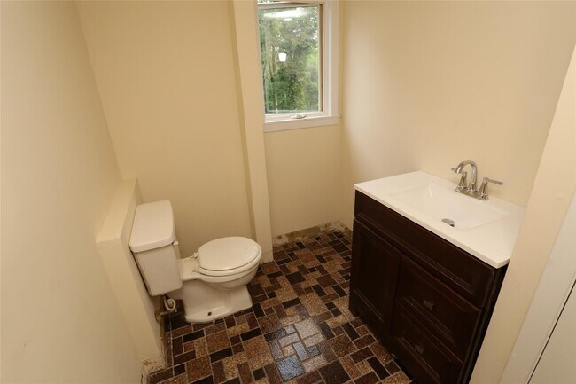 Building Photo - 20 Pineview Rd