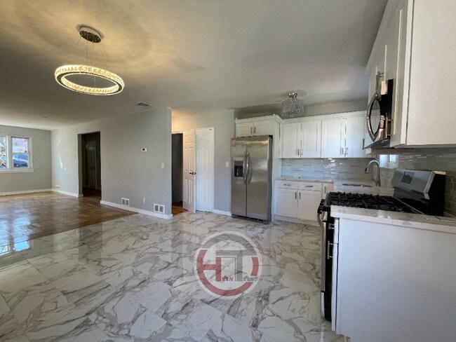 Building Photo - 1529 Dwight Pl