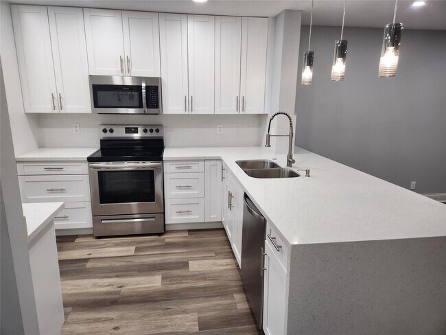 Building Photo - 3667 Carambola Cir N