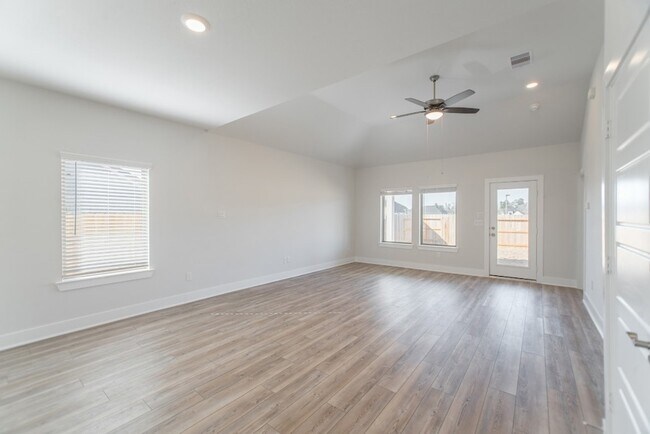 Building Photo - 10627 Whitejacket