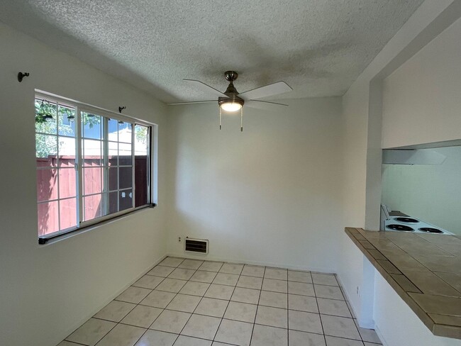 Building Photo - Spacious 2 Bedroom, 1 Bath Apartment w/ 1 Car Covered parking and onsite laundry