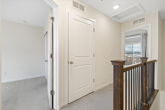 Building Photo - Beautiful, updated 3 bedroom townhome!