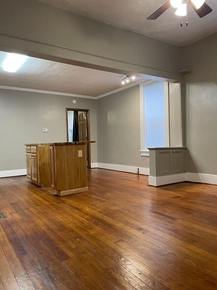 Building Photo - 838 S Oak St