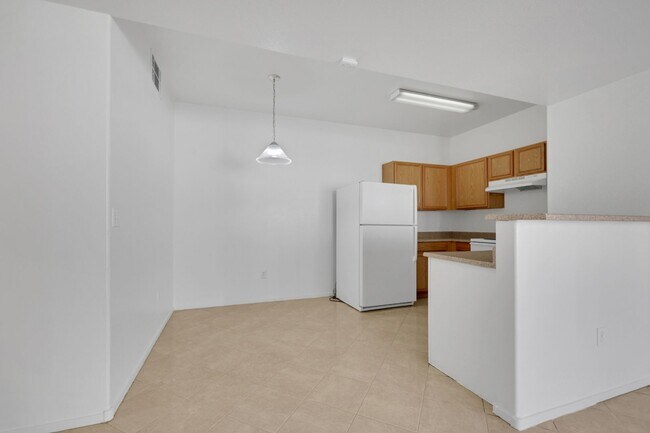 Building Photo - 2 bedroom Townhouse