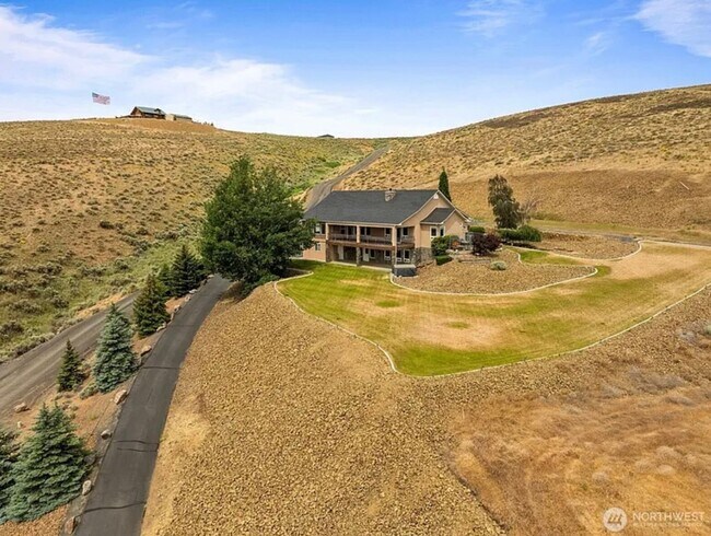 Building Photo - Home with a view for rent in Ephrata