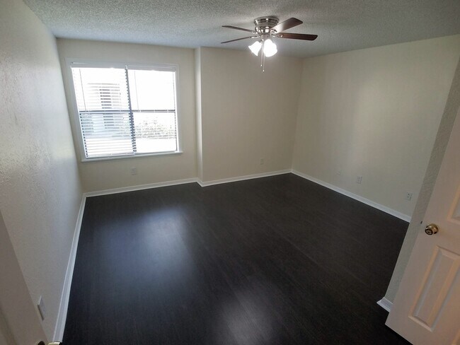Building Photo - Beautiful  Remodeled First Floor 2/2 Condo...