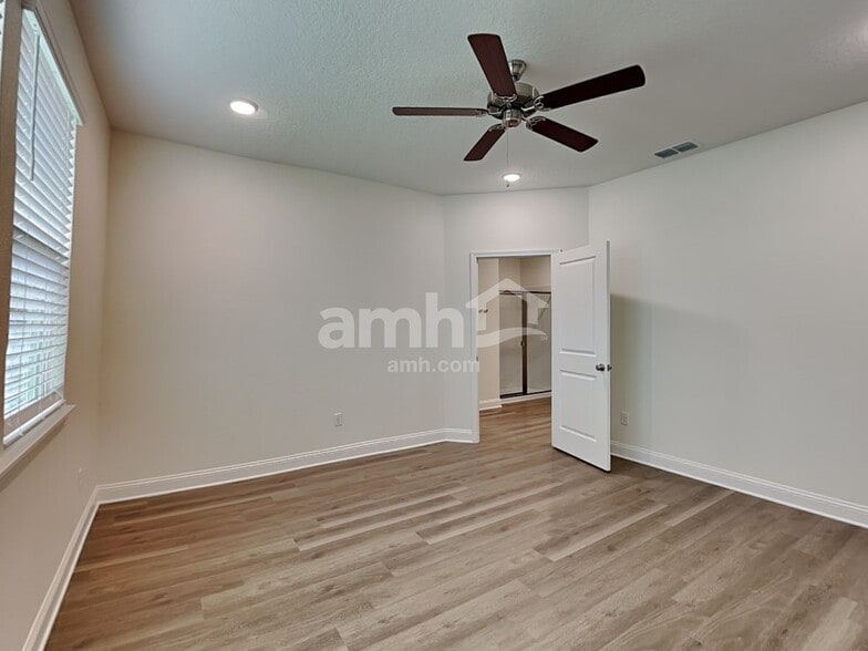 Building Photo - 11661 Hillside Dr