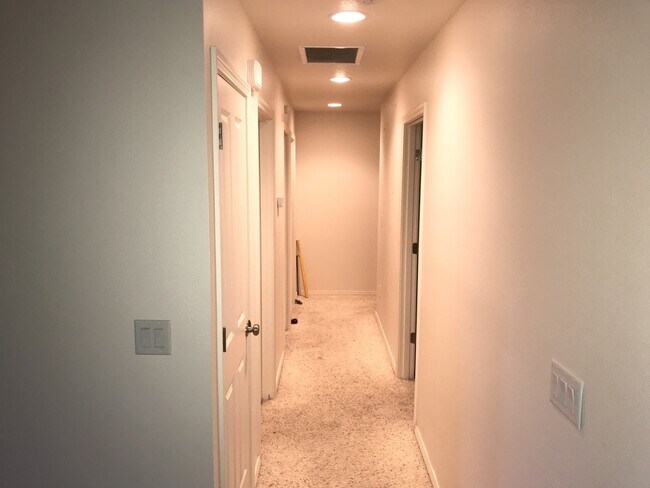 Building Photo - 3 bedroom 2 bath Cal Young Home