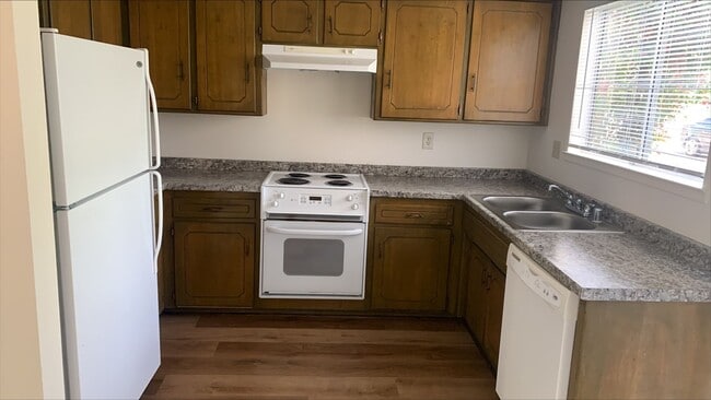 Building Photo - 2 Bedrooms, 1.5 Bathrooms