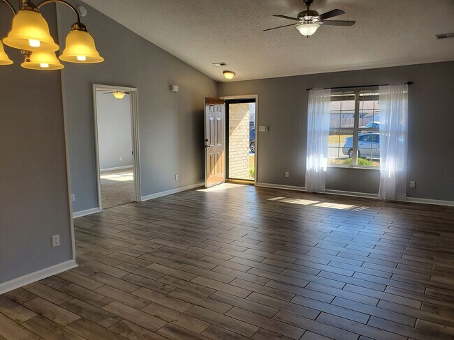 Building Photo - Maryville 37804 - 3 bedroom, 2 bedroom home - Call Karen Robertson (865) 454-7626