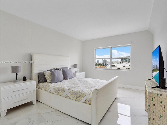 Building Photo - 400 Kings Point Dr