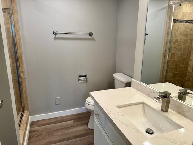 Building Photo - Spacious Remodeled 2 Bedroom Belltown Apar...