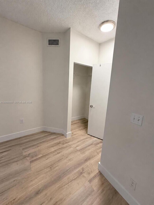 Building Photo - 6960 SW 39th St