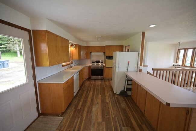 Building Photo - 4 bed, 2 bath, split level home in Sequim,...