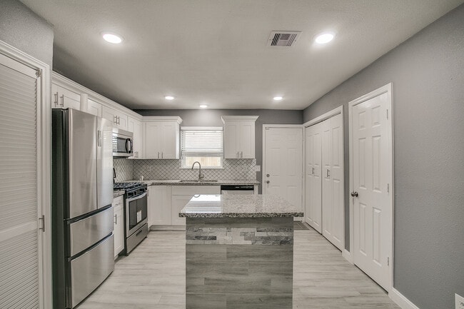 Building Photo - 907 Avenue E