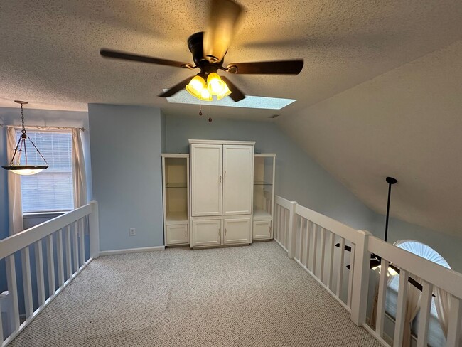 Building Photo - End Unit Townhouse for Rent