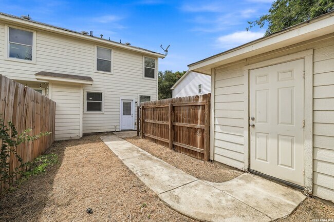 Building Photo - 10302 Lateleaf Oak