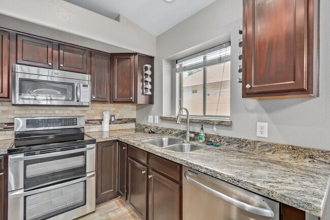 Building Photo - GORGEOUS home in the highly desired Arrowhead Ranch
