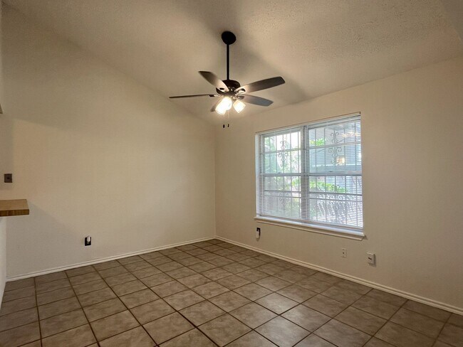 Building Photo - Big 3/2 Townhome Close to Downtown