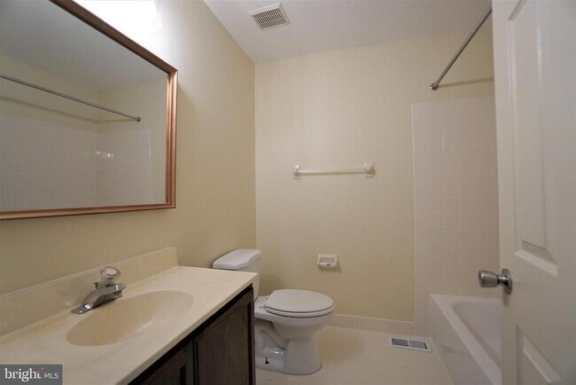 Building Photo - 458 Country Club Dr