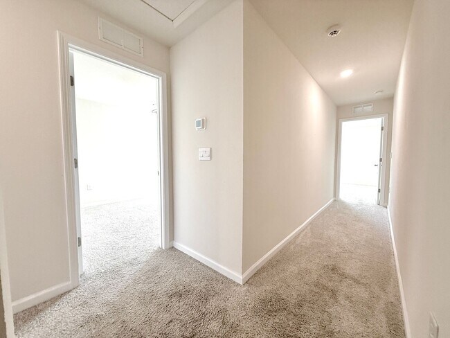Building Photo - Newer Townhome in Ideal Location
