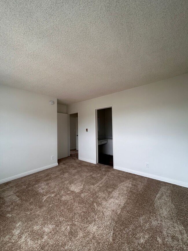 Building Photo - 220 W Hillcrest Blvd