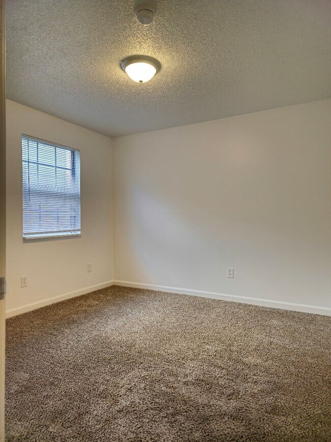Building Photo - **December FREE at this reduced rental rate for a 6 month lease term!** Gorgeous 4 bed 2 bath uni...