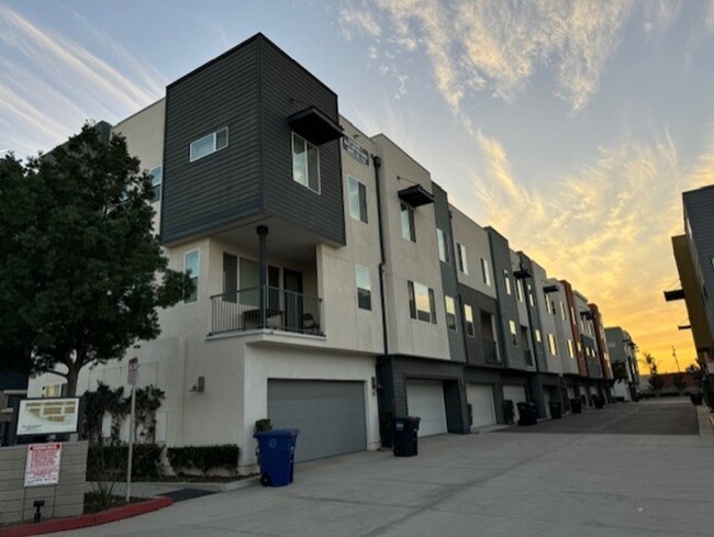 Building Photo - Beautiful 4 bed 3.5 bath Condo with Attach...