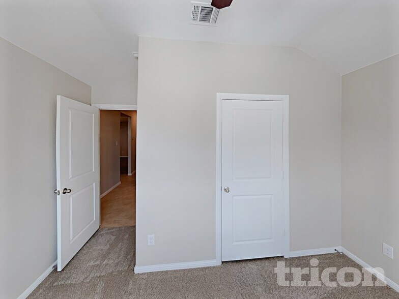 Building Photo - 304 Foxhunter St