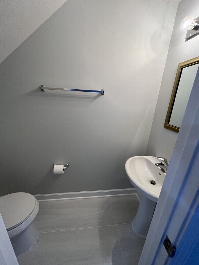 Building Photo - "Chic & Cozy: Modern 2-Bed Townhouse with Marble Accents in Greensboro!"