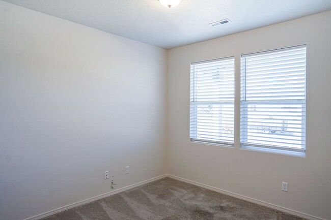 Building Photo - Charming and Exceptionally Clean, 3 Bedroom
