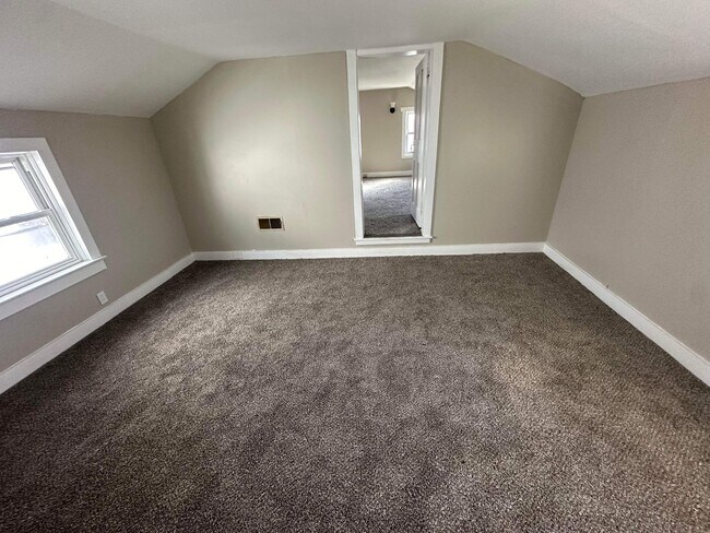 Building Photo - 3 Bedroom | 1 Bathroom | $1,500