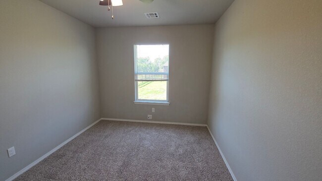 Building Photo - Great newer 3 bed 2 bath duplex.