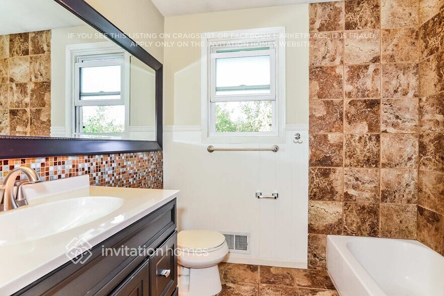Building Photo - 707 S Shore Dr
