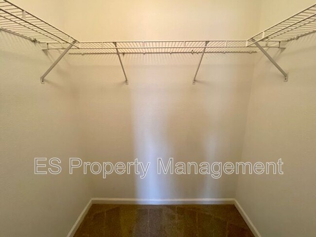 Building Photo - 310 Lockerbie Ln