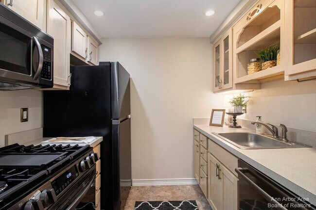 Building Photo - 555 Longshore Dr