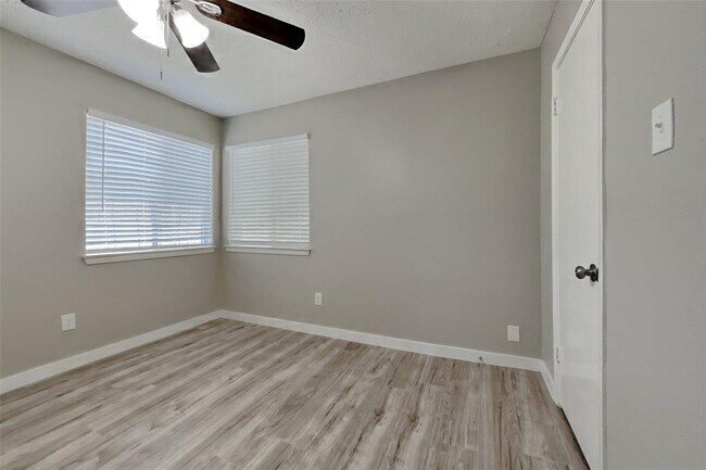 Building Photo - 10207 Horseshoe Bend Dr