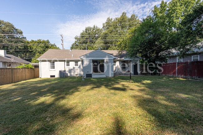 Building Photo - 680 Loeb St