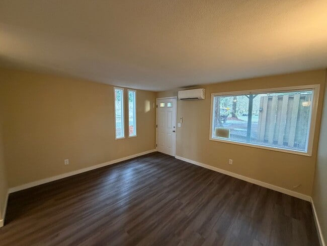 Building Photo - Sunnyside Duplex