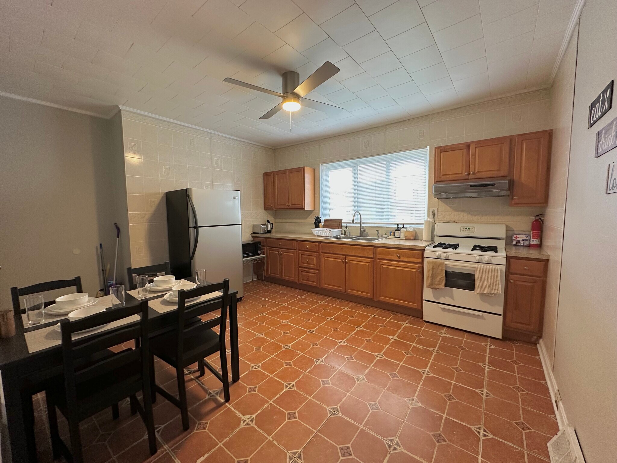 Building Photo - 324 Ella St