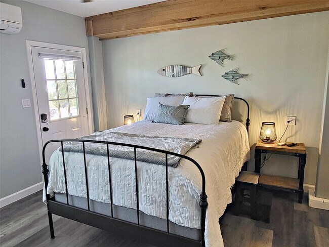 Building Photo - 1526 Lakeside Dr W