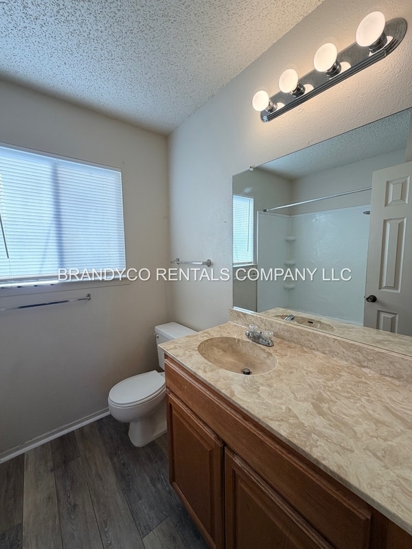 Building Photo - 1108 Royal Crest Dr