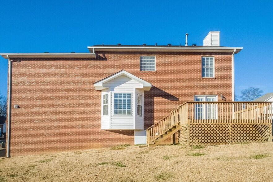 Building Photo - 105 Walton Trce S